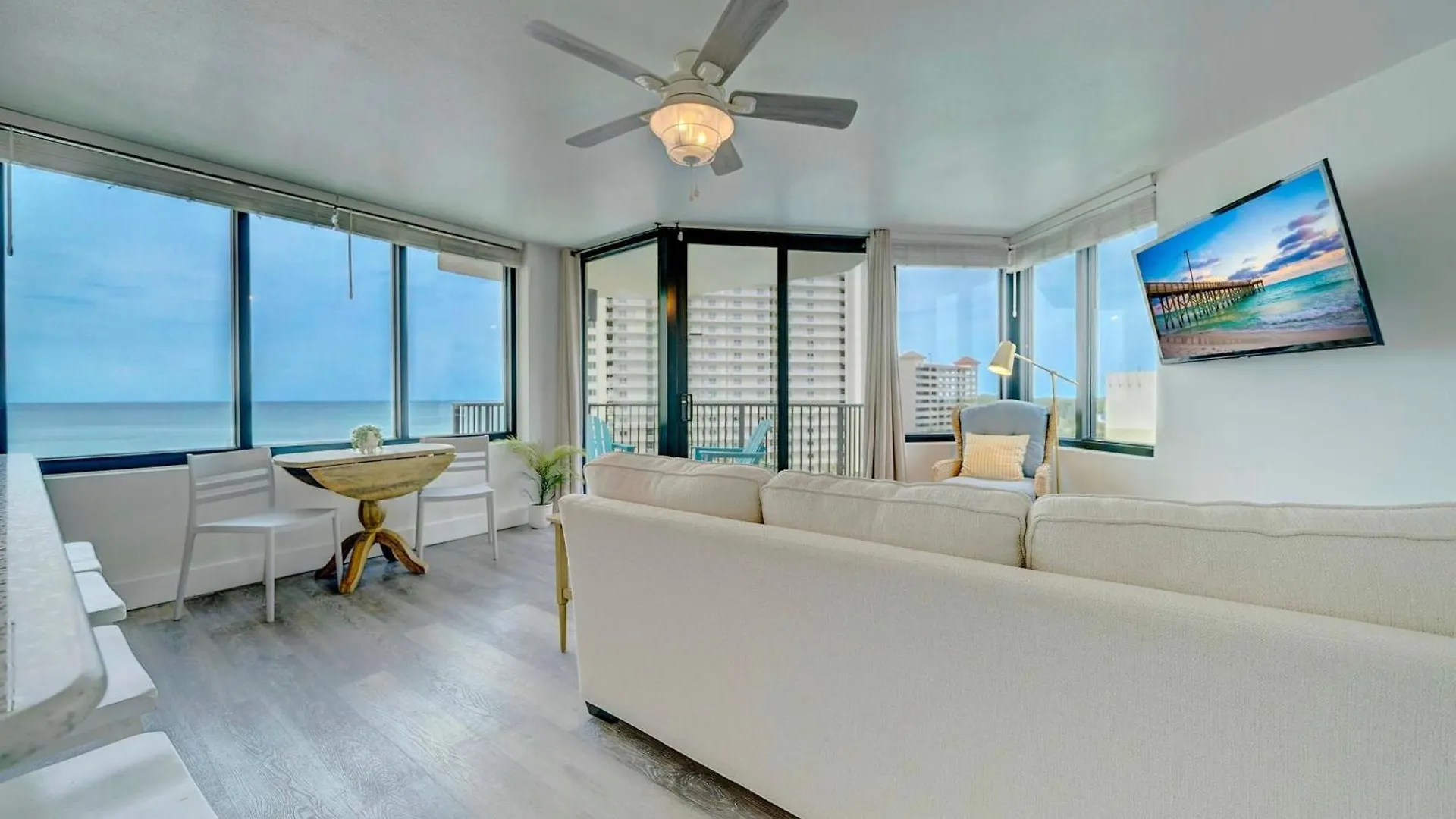 Sunbird Resort! Stunning Remodeled Beachfront Condo! Free Beach Chair Service! By Dolce Vita Pcb! 巴拿马城
